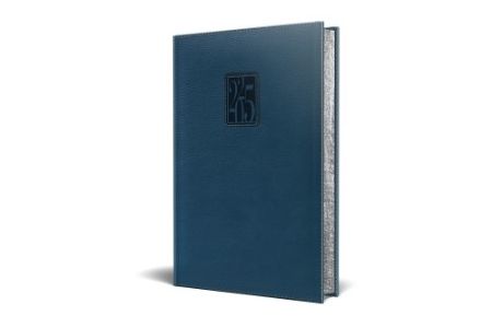 Afișează detalii pentru AGENDA DATATA RO A5, 352 PAGINI, COPERTA DIN PIELE SINTETICA, PREMIUM DELUXE PANAMA, CULOARE ALBASTRU, MARGINI FOLIO ARGINTIU, 2025 Poza cu AGENDA DATATA RO A5, 352 PAGINI, COPERTA DIN PIELE SINTETICA, PREMIUM DELUXE PANAMA, CULOARE ALBASTRU, MARGINI FOLIO ARGINTIU, 2025