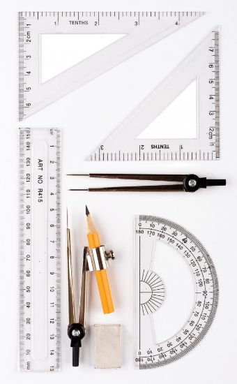 Poza cu Trusa geometrie in cutie metalica : compas cu creion HB, compas cu gradatii, rigla 15 cm, 2 echere,raportor,  radiera