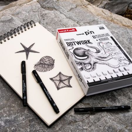 Poza cu Set cadou 8x Liner UNI PIN-200 DOTWORK, 1 creion mecanic 0.5, 4 tutoriale carton