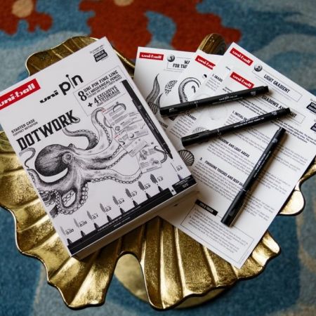 Poza cu Set cadou 8x Liner UNI PIN-200 DOTWORK, 1 creion mecanic 0.5, 4 tutoriale carton