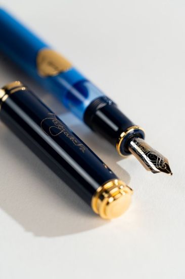 Poza cu STILOU MAJESTATEA SA MARGARETA EDITIE REGALA LIMITATA PENITA M AUR 14K+CALIMARA+ACCESORII AUR 24K CUTIE CADOU